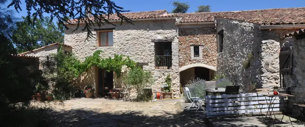 Mas en pierre de Quinson, dans les Alpes-de-Haute-Provence