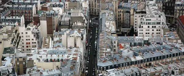 Toits et façades d’immeubles parisiens