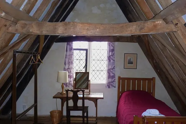 Chambre aménagée sous les combles, charpente apparente