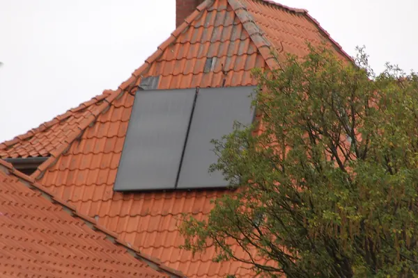 Capteurs solaires thermiques intégrés à un toit de tuiles