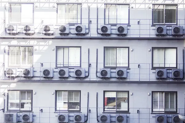 Unités extérieures de climatisation alignées sur une façade