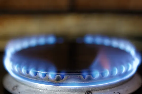 Flamme bleue d’un brûleur de cuisinière au gaz
