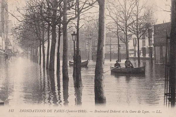 Boulevard Diderot inondé lors de la crue de la Seine de janvier 1910, à Paris
