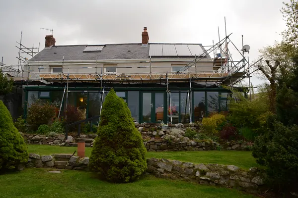 Maison sous échafaudage pendant des travaux de rénovation