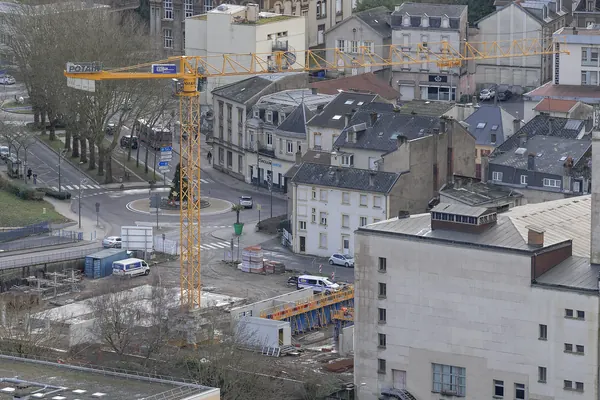 Chantier de construction de logements avec une grue à tour