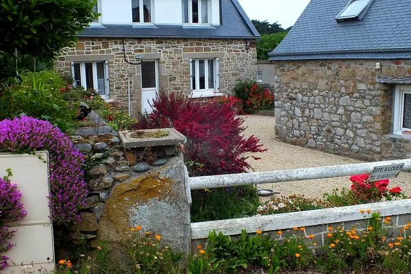 Maisons en pierre de granit et murets fleuris en Bretagne