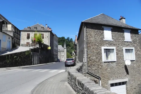 Maisons en pierre le long d’une rue d’Uzerche (Corrèze)