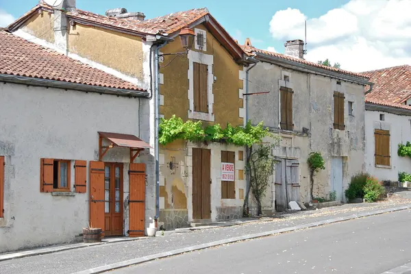 Maisons anciennes alignées dans la rue d’un village français