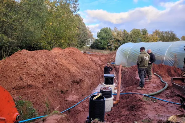 Chantier d’installation d’une fosse septique dans un jardin