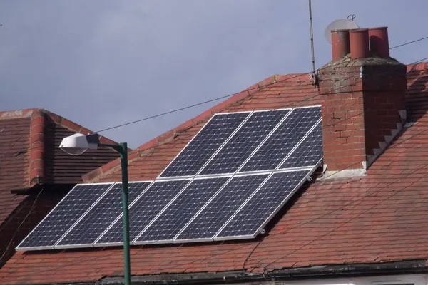 Panneaux photovoltaïques posés sur un toit de tuiles