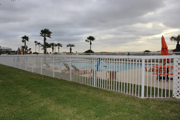 Piscine entourée d’une barrière de protection