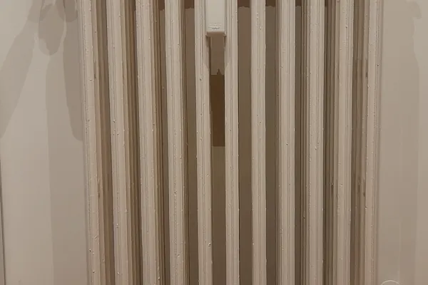 Radiateur avec robinet thermostatique et répartiteur de frais de chauffage
