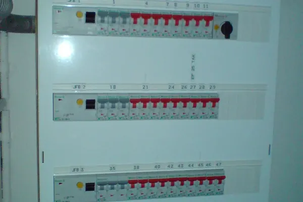 Tableau électrique récent équipé de disjoncteurs modulaires