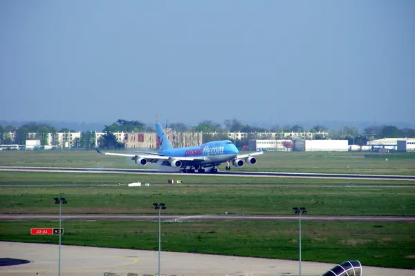Boeing 747 à l’atterrissage sur une piste de l’aéroport d’Orly