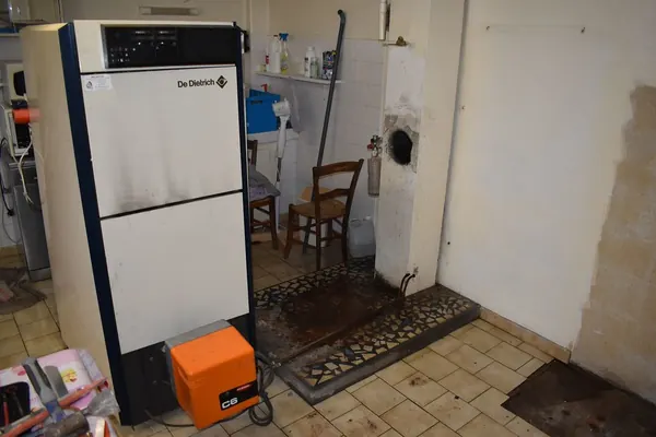Chaudière au fioul et son brûleur dans la chaufferie d’une maison de Haute-Garonne