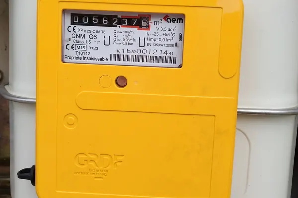 Compteur de gaz communicant jaune sur un coffret extérieur, à Champagne-au-Mont-d’Or