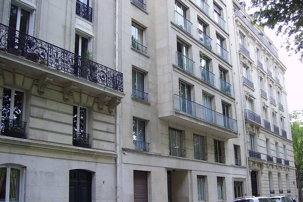 Façade d’un immeuble de copropriété haussmannien du 7e arrondissement de Paris