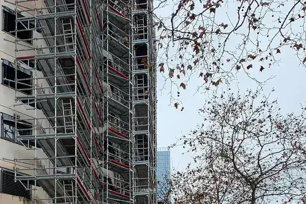 Échafaudage de ravalement sur la façade d’un immeuble de la rue Garibaldi, à Lyon