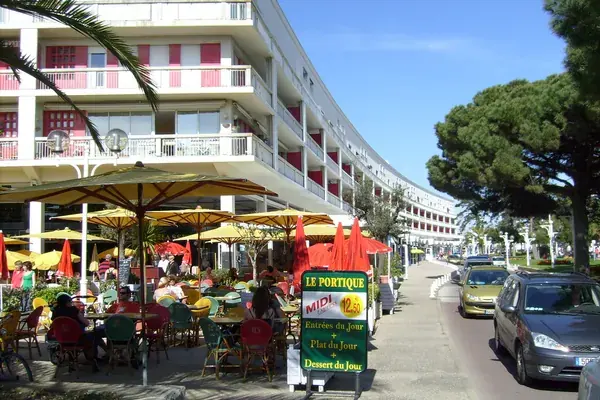 Immeubles d’appartements et terrasses sur le front de mer de Royan