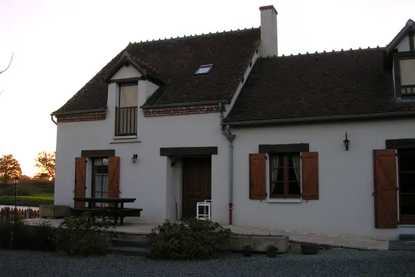 Gîte rural aux volets de bois dans l’Allier, à Aubigny