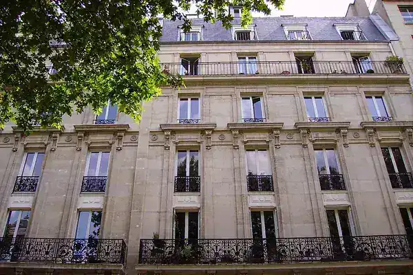 Immeuble haussmannien résidentiel du 7e arrondissement de Paris, balcons filants en fer forgé