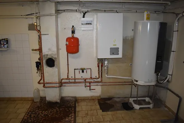 Module hydraulique de pompe à chaleur et ballon d’eau chaude installés dans un sous-sol