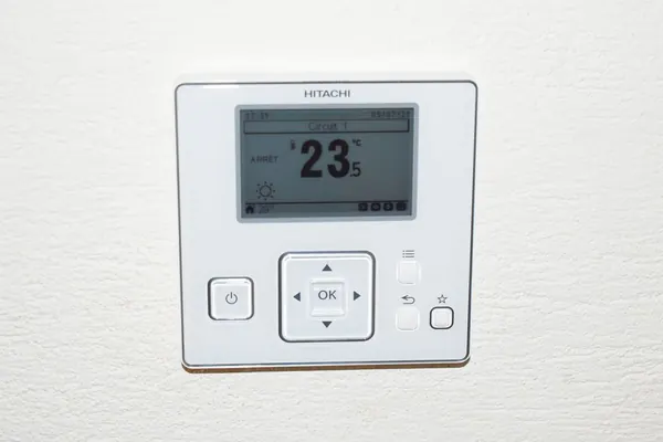 Commande murale d’un chauffage affichant une consigne de 23,5 °C
